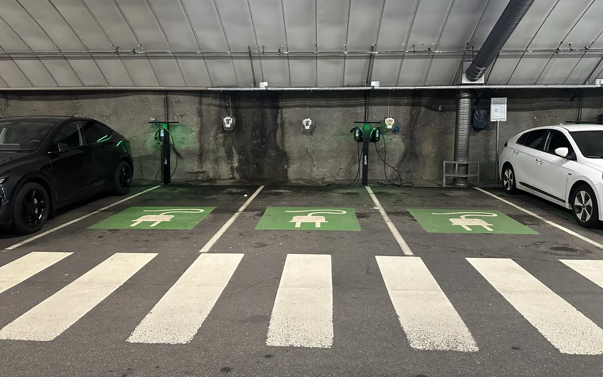 Parking souterrain avec trois places réservées à la recharge des véhicules électriques