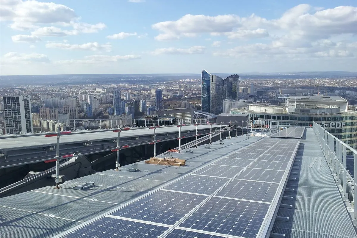 Le toit de la tour Majunga et ses panneaux solaires, vue sur Paris