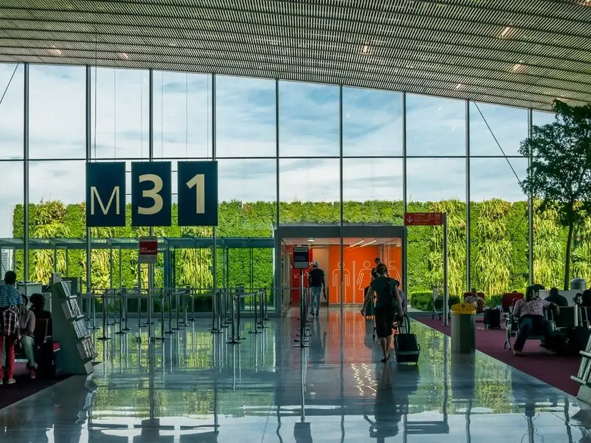 Aéroports : Roissy-Charles-de-Gaulle, atelier moteurs Air France à Orly
