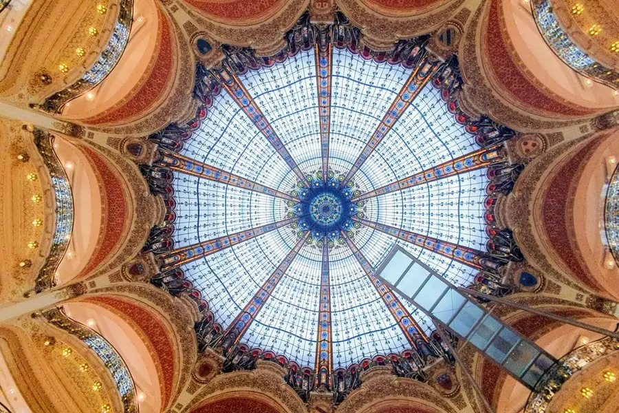 Commerce et loisirs : Galeries Lafayette · Eataly · BHV · Disneyland Paris